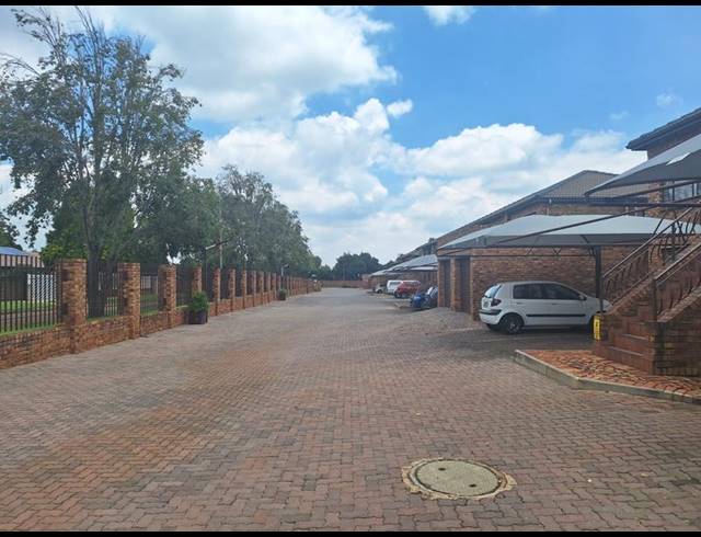 2 BEDROOM TOWNHOUSE FOR SALE IN DALVIEW